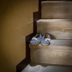 Les pantoufles sur l escalier